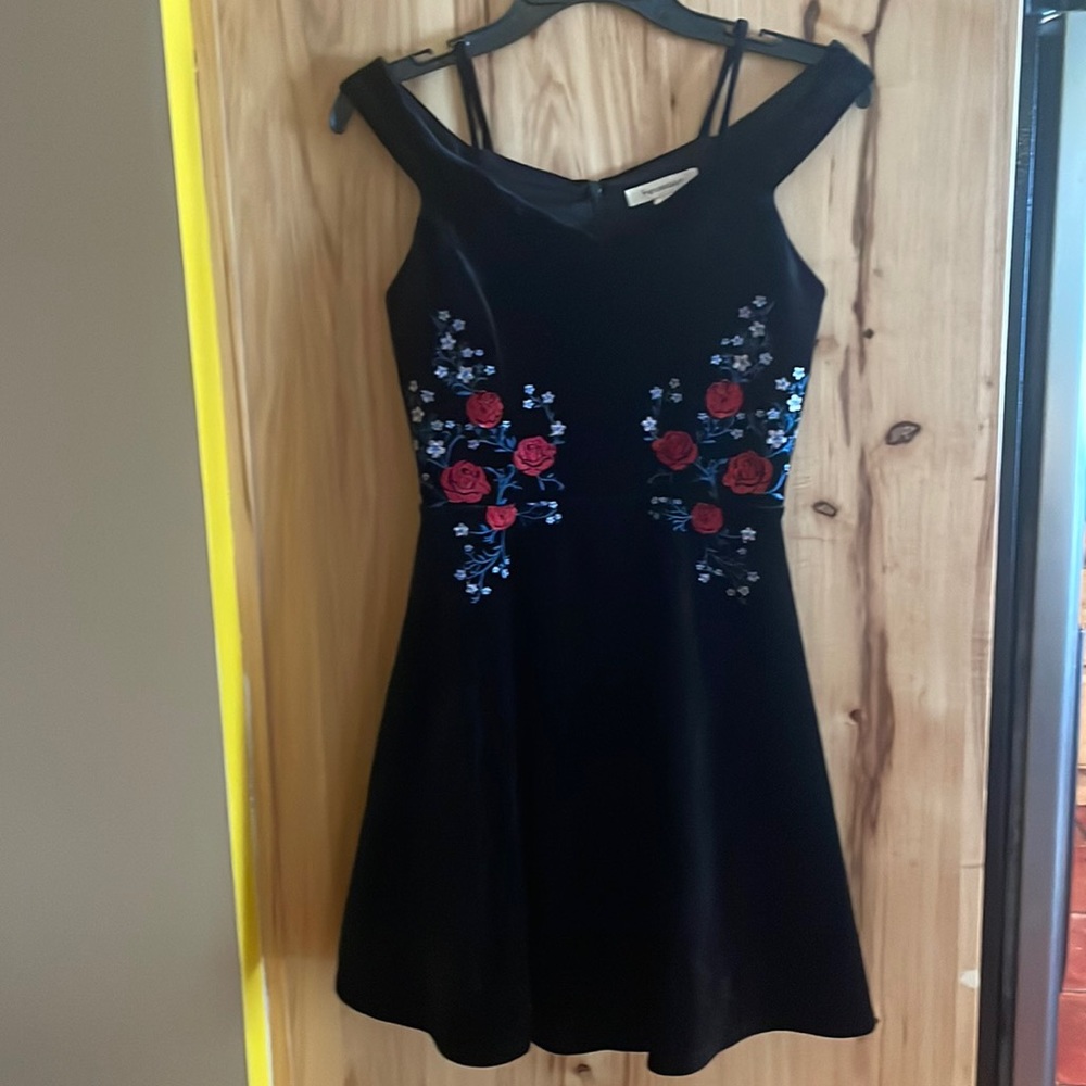 Francesca's Black Velvet Party
Dress Fit & Flare Off the Shoulder sz xs